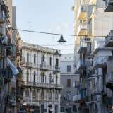 Nonostante ci� il colpo d�occhio � splendido, grazie anche all�edificio bianco in stile �veneziano� sullo sfondo: � palazzo Zippitelli, simbolo di quella piazza Carabellese che ospita l�edicola votiva della Madonna che d� il nome al rione
